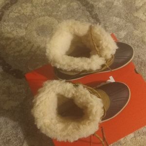 NIB Bear Paws water resistant fuzzy boot sz 5